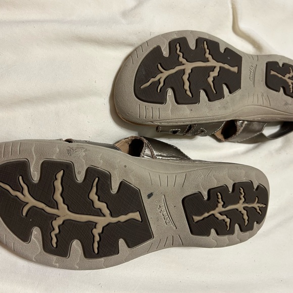 Ladies sandals. Gold colored with bling and back strap. Earth shoes. Size 9. - Picture 5 of 5